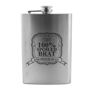 Op de afbeelding: Een zilveren roestvrijstalen drinkfles met een zwart gegraveerd ontwerp met de tekst "Vintage Premium Quality 100% Spoiled Brat And Proud Of It!"
