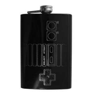 Könnte beinhalten: Schwarze Metallflasche mit silbernem Verschluss und einem Retro-Videospiel-Controller-Design. Die Flasche hat eine silberne Grafik eines Controllers mit dem Text "SELECT START" an der Seite.