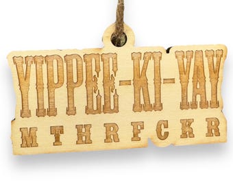 Ornament - Yippee-Ki-Yay - Rohes Holz 10x5cm