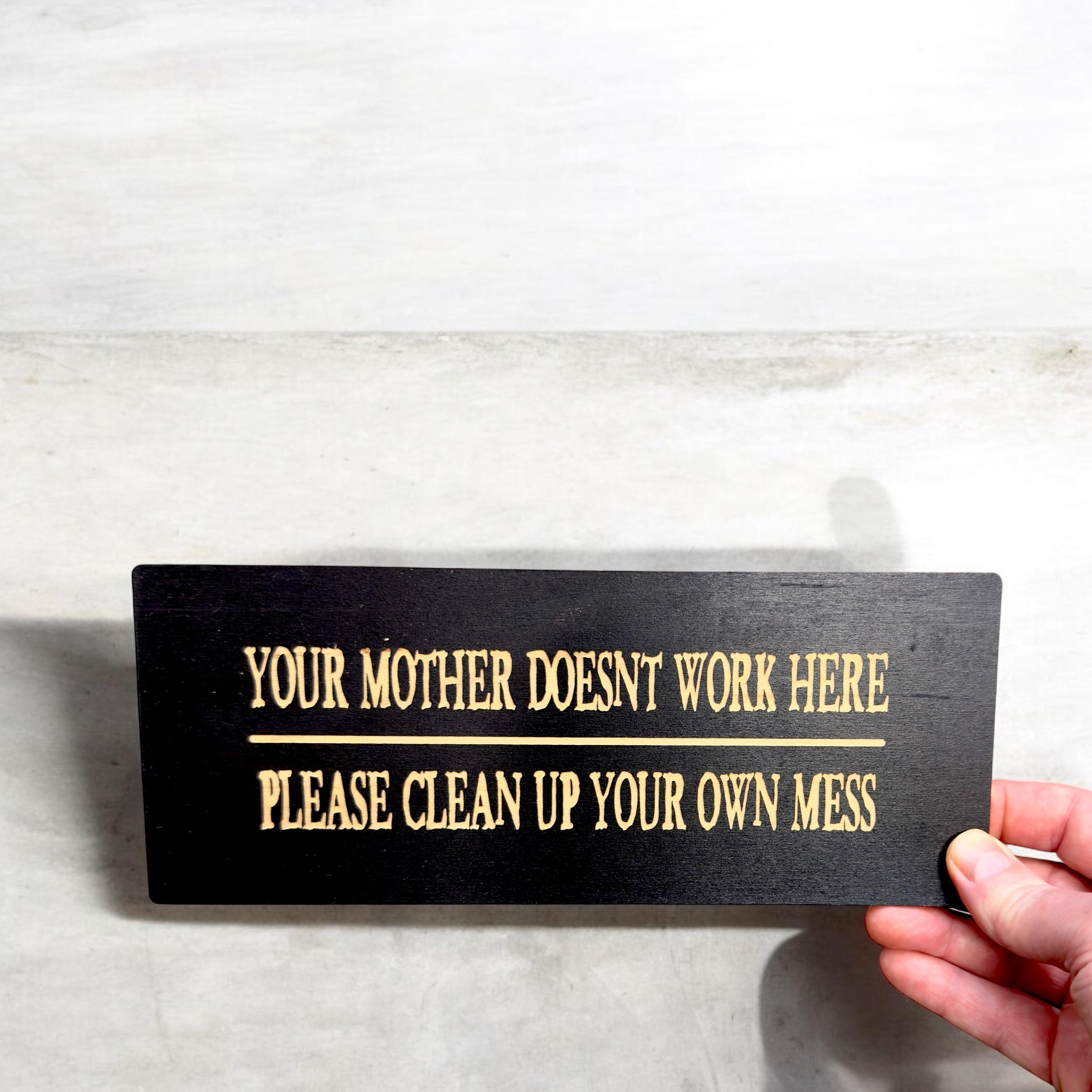 Cartello Metallo Umoristico "Your Mother Is Here Please Clean Your Own Mess" – 30x20 Cm, Per Casa, Ufficio, Garage