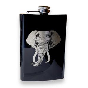 Puede incluir: Frasco de acero inoxidable negro con un diseño de elefante plateado.