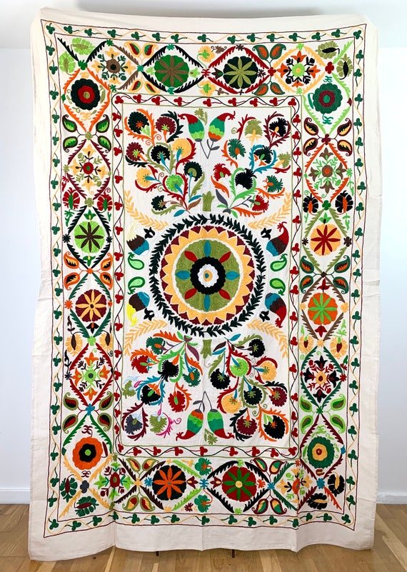 ウズベキスタン スザニ 刺繍 ビンテージ 布 壁掛け タペストリー ソ連 ウズベキスタンの刺繍布スザニを贅沢に使ったバッグやポーチが到着しま