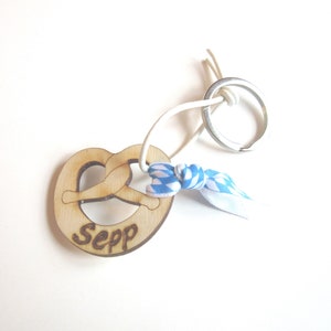 A Bavarian keychain - Sepp - pretzel - engraving - pyrography - wooden pretzel - souvenir - souvenir from Bavaria