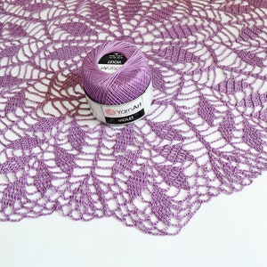 Puede incluir: Un encaje de ganchillo morado con una madeja de hilo de arte de color morado etiquetada como "Violet" en el centro.
