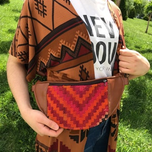 kleine Umhängetasche, Mini-Rucksack, eine Umhängetasche, Damen Bauchtasche, vegane Tasche, Boho Kelim Tasche, rote Bauchtasche, Wandertasche, KB 66