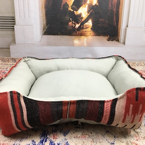 Handmade Dog Bed,Dog Lounger, Turkish rug bed, Animal bed, Pet indoor bed, Pet gifts, Puppy bed, Dog home, Cat home, Vintage rug bed, DB 25