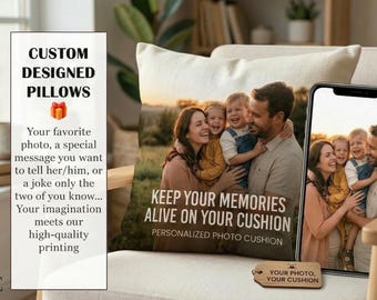 Puede incluir: Un cojín cuadrado con una fotografía impresa de una familia de cuatro personas, con el texto "KEEP YOUR MEMORIES ALIVE ON YOUR CUSHION" y "PERSONALIZED PHOTO CUSHION" sobre la imagen. Un teléfono inteligente muestra la misma foto.