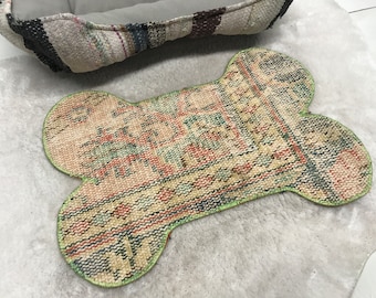 aristocratic pet mat, pet dish mat, rustic pet place mat, traditional pet mat, unusual pet mat, washable mat, dog food station, PM 1836