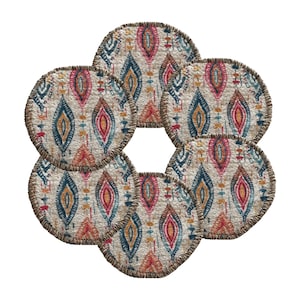 Può includere: Sei sottobicchieri rotondi con un design colorato e fantasia. I sottobicchieri presentano uno sfondo color crema con un motivo ripetuto di forme blu, rosse e arancioni. Ogni sottobicchiere ha un bordo cucito marrone.