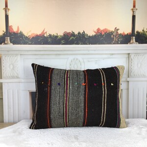 lumbaal kussen bank, zitkussen buiten, decoratief accentkussen, Turkse kilimhoes, handgemaakt cadeaukussen, kelimkussen 16 x 24, 2502
