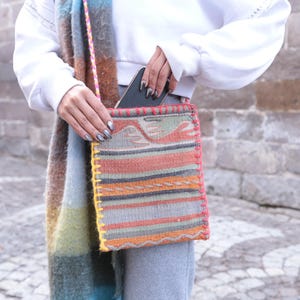 Bolso de mano estilo kilim, bolso bandolera, bolso bandolera vintage, bolso para pasaporte de mujer, bolso de mensajero, bolso de mujer con una correa, bolso tipo cartera, KBi 14