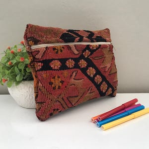 Borsa per il trucco in tessuto rustico rosso, Borsa per il trucco boho chic, Borsa con cerniera artigianale, Regalo rustico per lei, Borsetta piccola, Beauty case artigianale, Borsa comoda