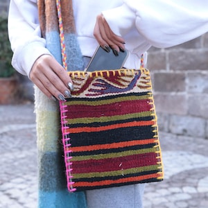 Kelim Sling Bag, Crossbody Rucksack, Tribal Kelim Tasche, Ethno Brustbeutel, bunte Kelim Tasche, Reisekelim Tasche, verstellbare Tasche, KBi 05
