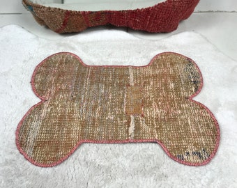 pet food bowl rug, dog feeding mat, dog bowl mat, bone shaped mat, dog floor mat, indoor dog mat, vintage cat mat, pet supplies, PM 1009