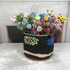 kosz na doniczkę na orchidee, kosz na doniczkę boho, osłona na doniczkę, okrągły kosz, wisząca roślina, doniczka kilim, uchwyt na kaktusy, dekoracja wejścia, PH 2178
