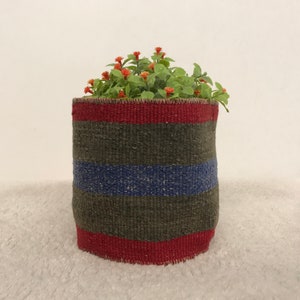 dekoracja roślinna, ręcznie robiona doniczka, pasiasty kosz, organizer kilim, koszyk organizer, kosz boho, kosz do przechowywania, PH 4070