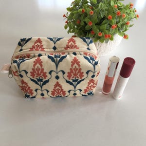 Schminktasche mit Blumenmuster in Creme und Rot, Schminktasche mit Reißverschluss, Reisekosmetiktasche, Kulturbeutel mit türkischem Muster, Kuschelige Tasche
