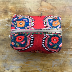 Rote Kelim Reisetasche, Boho Chic Make-up-Tasche, Kosmetiktasche, Nachhaltige Tasche, Reise-Kulturbeutel, Retro Tasche, Vanity Organizer Tasche