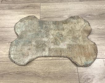 手作りの骨型犬用マット：ヴィンテージウールのペットボウルラグ