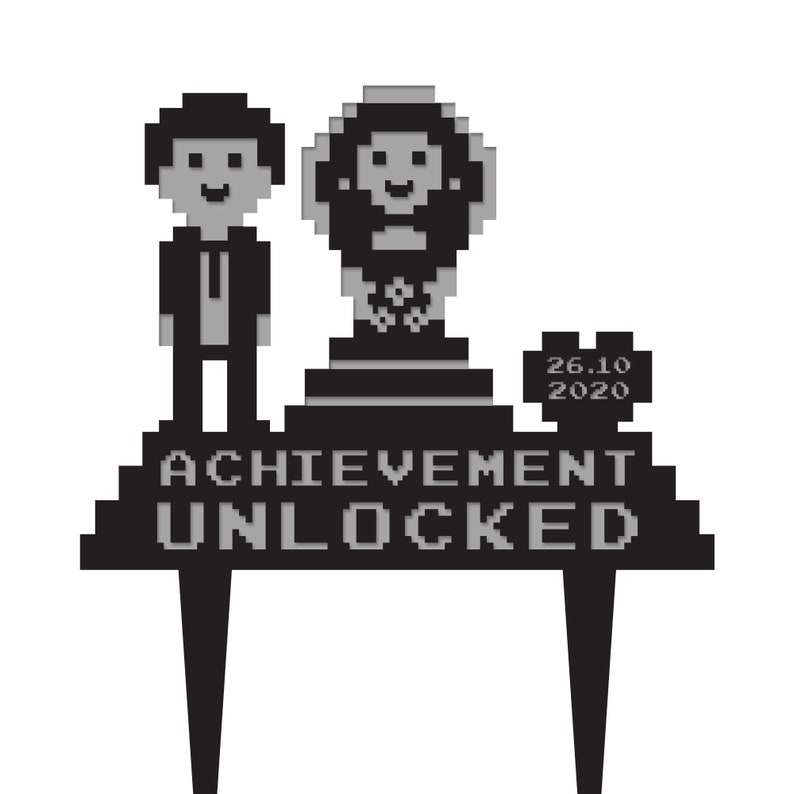May include: Black and white pixelated cake topper with the text "ACHIEVEMENT UNLOCKED" and the date "26.10 2020". The topper features two pixelated figures and a trophy.
