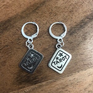 Brinco de argola com pingente de carta de tarô