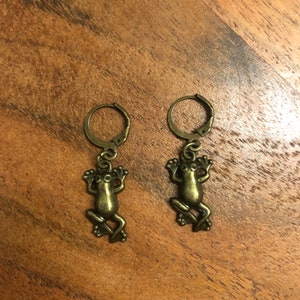 Pendientes de aro con dije de rana de bronce / Hadas, Fairycore, Goblincore, Cottagecore, Ranas, Hongos, Ren Faire, Fantasía, Brujas, Joyería pagana