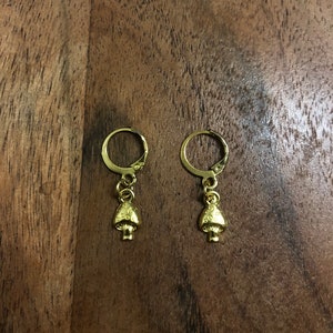 Gold Pilz Charm Creolen | In Ohr und Clip-Ons erhältlich | Fee, Cottage Kern, Wald, Naturschmuck