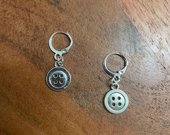 Boucles d'oreilles avec breloques bouton | Écouteurs et clips disponibles, différents métaux disponibles | Halloween, Gothique, Couture, Artisanat, Bijoux en corail