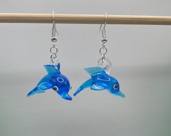 Brincos com pingente de vidro em formato de golfinho | Intra-auriculares e de pressão disponíveis | Verão, Oceano, Mar, Natureza, Amante de animais, Peixes, Marinha, Joias para férias