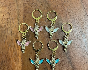 Engel Emaille Charm Ohrringe | In Ohr und Clip-Ons erhältlich | Amor, Engel, Barock, Renaissance, religiöser, himmlischer, viktorianischer Schmuck