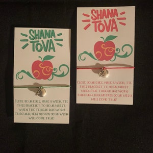 Shana Tova Wish Bracelet – Apple Charm, Red or Green Cord, Rosh Hashanah Gift, Jewish New Year Favor, Personalized Tie-On Bracelet