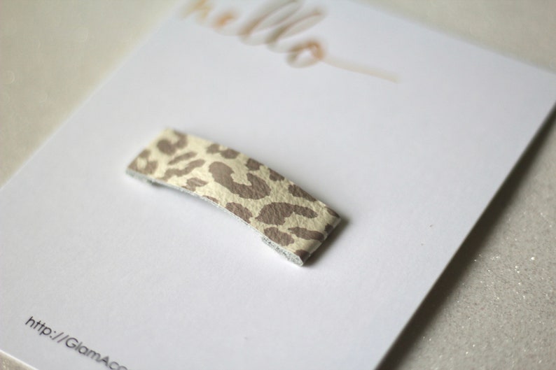 Puede incluir: Un peque&ntilde;o clip para el pelo de estampado de leopardo beige y marr&oacute;n.