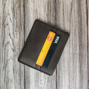 Porta-cartões personalizado minimalista, carteira fina feita à mão com bolso frontal, carteira fina The Wilder, capa para cartão de couro antigo