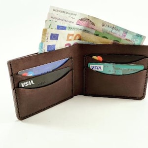 Portafoglio in pelle personalizzato per uomo - Portafoglio Crazy Horse Bifold fatto a mano, design sottile e minimalista, regalo personalizzato per lui