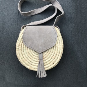 Sac à main rond en osier et cuir suédine