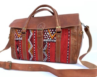 Travel bag in genuine Beige full-grain leather and red carpet