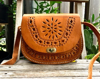 Handbag in genuine full grain leather with engraved designs