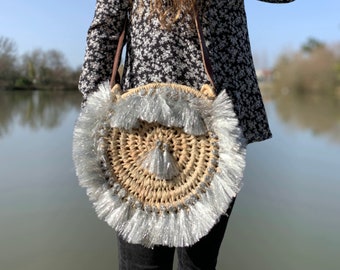 Large natural straw bag with fringes