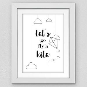 Pode incluir: Arte de parede imprimível em preto e branco com o texto "Let's go fly a kite" e uma ilustração simples de uma pipa voando no céu com nuvens.