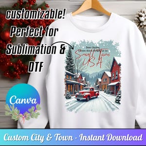 Puede incluir: Sudadera blanca con una escena invernal de un camión rojo en un pueblo nevado. El texto dice "Dear Santa, Please don't forget us in Small Town USA". Diseñada para sublimación e impresión DTF.