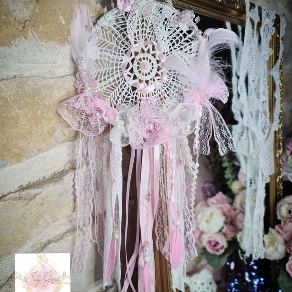 Attrape rêves dentelle fait main rose, dreamcatcher handmade lace, suspension et décoration romantique dans un style shabbychic. 