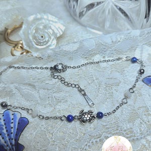 Cavigliera in acciaio fatta a mano, gioiello a forma di tartaruga per la cristalloterapia, cavigliera elegante fatta a mano, cavigliera in lapislazzuli