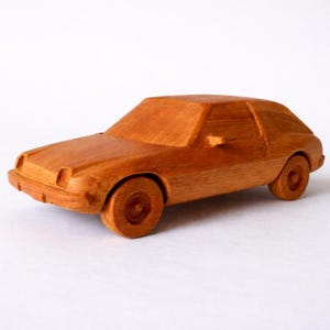 1970s Compact American Design – Cherry Wood Car Model 1:16 | Automobilia