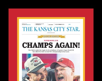 Kansas City Chiefs - Super Bowl 2023 Titel - K.C. Star Zeitung - Kelce / Reid Cover Ed.  - Doppelt mattiert und gerahmt in authentischen Teamfarben