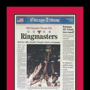 Chicago Bulls / Michael Jordan - Mistrzowie NBA z 1996 r. - Chicago Tribune - „Ringmasters” - Podwójna oprawa i passe-partout w autentycznych barwach drużyny