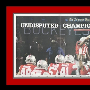 Ohio State Buckeyes - Título de fútbol americano de la NCAA 2015 - Columbus Dispatch - "¡Campeones indiscutibles!" - Doble paspartú, enmarcado con los colores del equipo