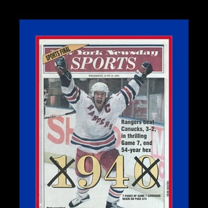 Op de afbeelding: Een vintage New York Newsday sportkrantenkop met een foto van een hockeyer die een doelpunt viert. De kop luidt "Rangers verslaan Canucks, 3-2, in een spannende Game 7, beëindigen 54-jarige vloek".
