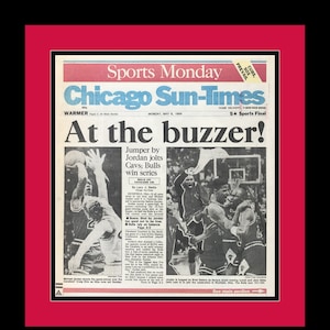 Chicago Bulls / Michael Jordan - „THE SHOT” - 1989 Chicago Sun Times - „At The Buzzer!” - Podwójna oprawa i passe-partout w autentycznych barwach drużyny