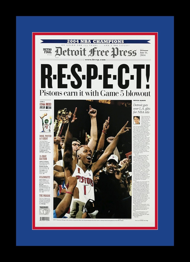 Puede incluir: Un titular del Detroit Free Press del 16 de junio de 2004, celebrando la victoria del campeonato de la NBA de los Detroit Pistons. El titular dice "R-E-S-P-E-C-T! Pistons earn it with Game 5 blowout". La imagen muestra a los jugadores de los Pistons celebrando su victoria, con el MVP del equipo Chauncey Billups en el centro de la foto.