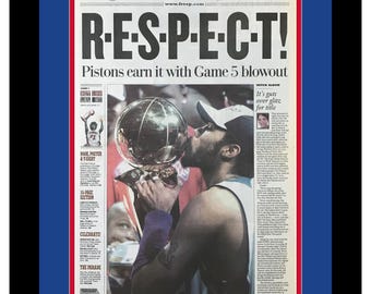 Detroit Pistons – Mistrzowie NBA 2004 – The Detroit Free Press – „SZACUNEK!” – Podwójna oprawa w autentyczne barwy drużyny